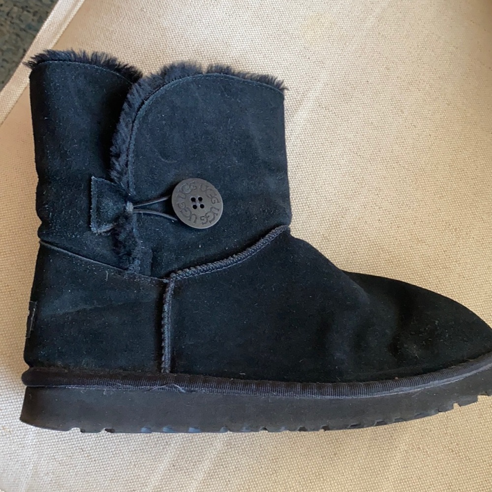 UGG Bailey Button boots, size 10, black 😎